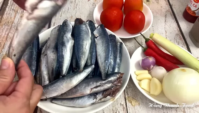 Rửa sạch cá với nước muối và nước chanh, loại bỏ phần máu.