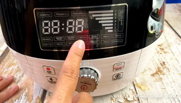 Thêm nước vừa đủ, nấu với lửa nhỏ trong khoảng 45-60 phút.