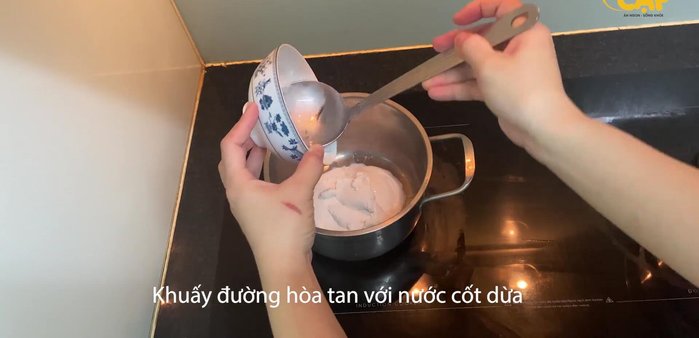Hòa tan đường với nước cốt dừa (nếu nước cốt dừa lạnh thì đun nhỏ lửa cho tan đường).