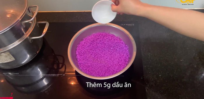 Sau khi ngâm, chắt hết nước nếp, thêm 5g dầu ăn, trộn nhẹ. Nếp rất dễ gãy nên tránh tác động mạnh.