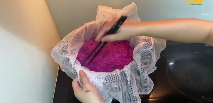 Sau 20 phút, xôi chín phần, xới đều. Cho khoai môn vào, trộn nhẹ, ủ khăn và hấp thêm 5 phút (nếu khoai môn đã chín thì bỏ sau cùng).