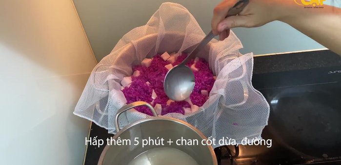 Mở nắp, chan nước cốt dừa và đường lên bề mặt, ủ và hấp thêm 5 phút, kiểm tra độ mềm của xôi.
