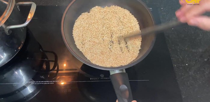 Rang đậu phộng vừa chín tới, bóc vỏ, giã sơ. Trộn đậu phộng với mè trắng, muối và đường cho vừa ăn.