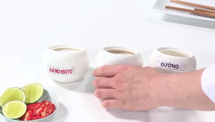 Nêm nếm gia vị: hạt nêm Aji-ngon Heo, bột ngọt Ajinomoto.