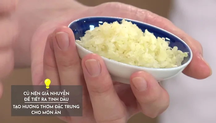 Làm sạch vịt, ướp với củ nén, hành tím, hạt nêm Aji-ngon Heo, bột ngọt Ajinomoto, tiêu và ớt.
