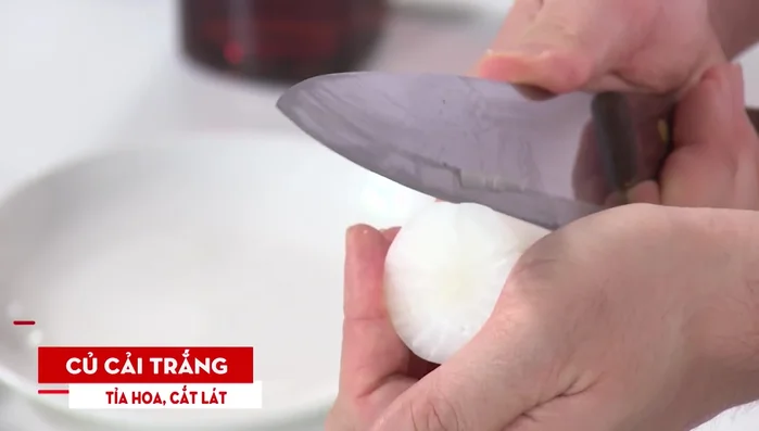 Cắt lát củ cải trắng, hành lá và rau răm.