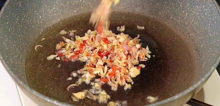 Phi thơm hành tỏi ớt sả với dầu ăn.