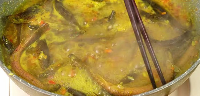 Kho cá đến khi nước hơi sánh, thêm ớt hiểm.
