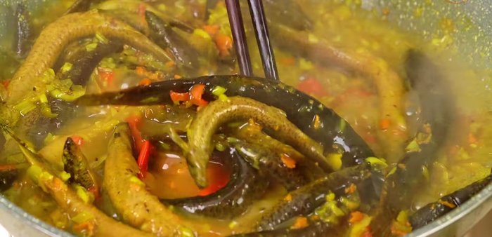 Kho thêm 5 phút cho nước rút bớt, tắt bếp.