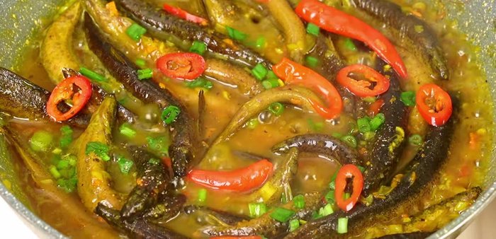 Rắc hành lá và tiêu lên trên, trình bày và thưởng thức.
