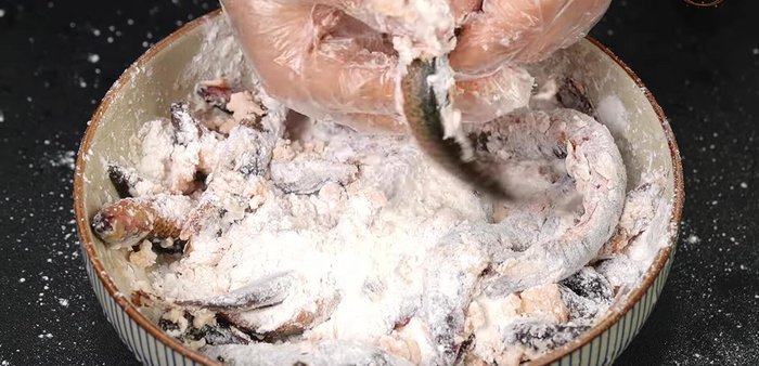 Vuốt lớp bột mì đi sau 5 phút, rửa sạch cá trạch.