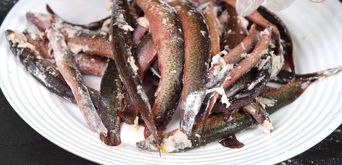 Cắt bỏ đầu cá trạch.