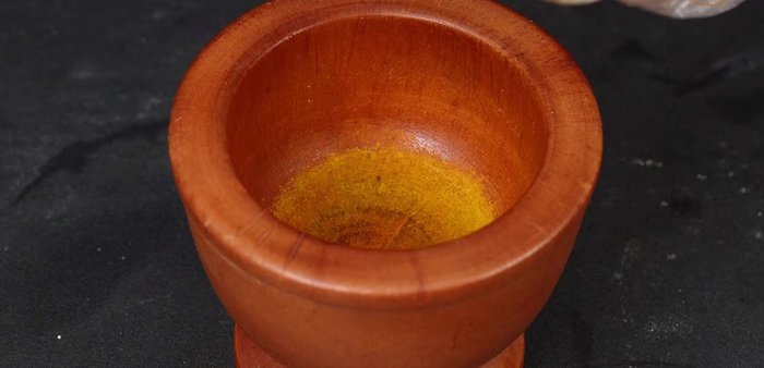 Xay nhuyễn 50g nghệ tươi.