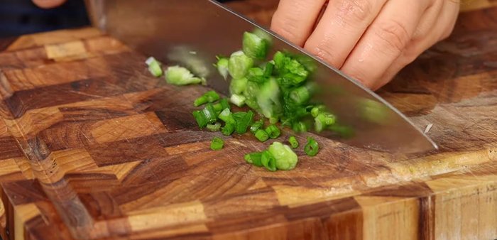 Cắt nhỏ hành lá và ớt sừng.