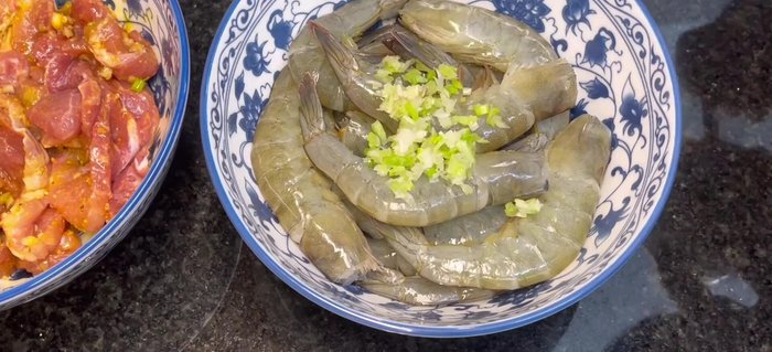 Ướp tôm: Trộn tôm với đầu hành lá băm, tiêu, hạt nêm, muối và dầu điều. Ướp khoảng 30 phút.