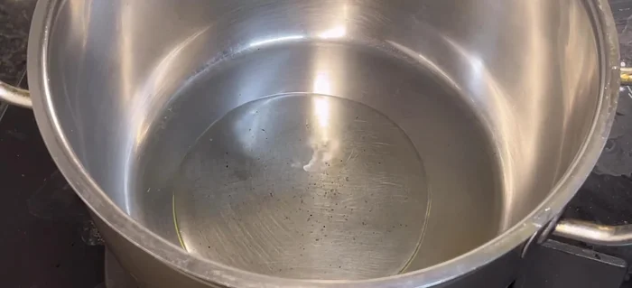 Xào thịt: Cho dầu ăn, củ nén băm, đầu hành lá băm vào chảo phi thơm. Thêm thịt ướp vào xào săn lại.