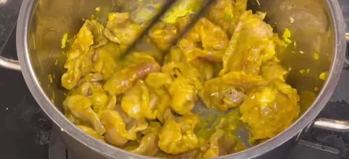 Nấu thịt: Cho khoảng 3-4 vá nước dùng vào nồi thịt đang xào, đun sôi rồi giảm lửa nhỏ, ninh cho thịt mềm và thấm vị. Thêm trứng cút vào cùng.