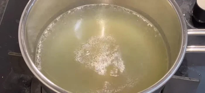 Nêm nước dùng: Cho 1 lít nước dùng còn lại vào nồi, nêm muối, hạt nêm, đường phèn, nước mắm và dầu điều. Nấu nhỏ lửa cho gia vị tan đều.