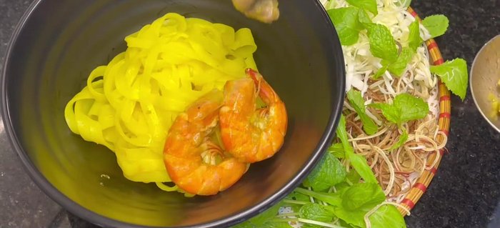 Trình bày: Cho mì vào tô, xếp tôm, thịt, trứng cút lên trên. Chan nước dùng vừa đủ, rắc đậu phộng rang và rau sống.
