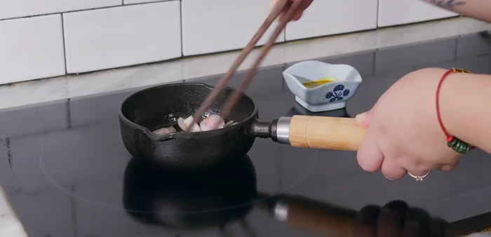 Chưng gạch cua: Phi thơm hành khô với dầu ăn, cho gạch cua vào xào, nêm 1 thìa cà phê nước mắm. Chưng nhỏ lửa đến khi chín, tắt bếp, để riêng.