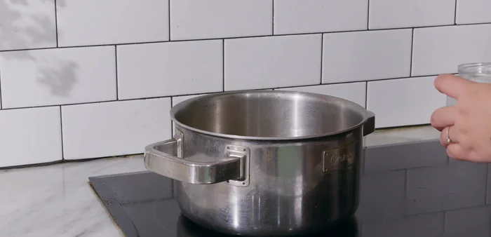 Nấu canh: Nêm nước lọc cua với 2 thìa cà phê bột canh, 1/2 thìa cà phê bột ngọt. Khuấy đều, đặt lên bếp nấu. Khi sôi, hạ nhỏ lửa, khuấy nhẹ để thịt cua không bị vón cục. Đậy nắp, nấu nhỏ lửa khoảng 2 phút cho gạch cua chín.