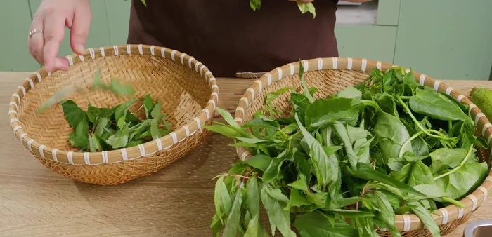 Sơ chế rau: Nhặt lá rau đay, mồng tơi non, bỏ cọng già, lá vàng, sâu. Rửa sạch, ngâm nước muối pha loãng 3-4 phút, rửa lại, vớt ra rổ để ráo nước. Thái nhỏ.