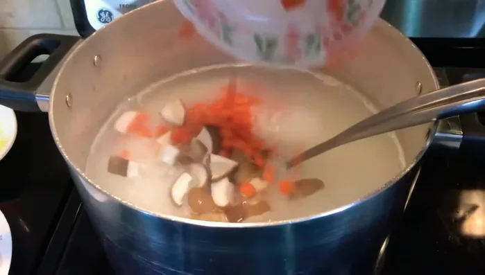 Cho cà rốt vào hầm cùng để mềm và ngọt nước.