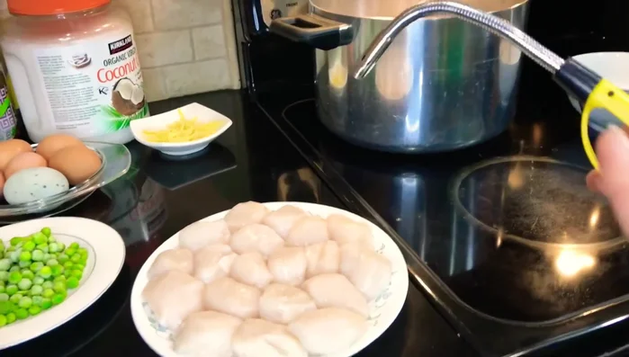 Làm sạch sò điệp, để ráo. Khò sơ qua sò điệp cho vàng nhẹ.