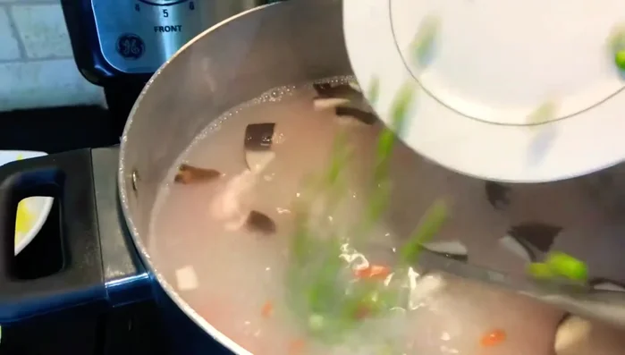 Cho đậu Hà Lan vào.