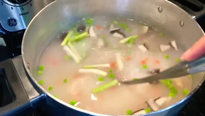 Cho hành tím vào.