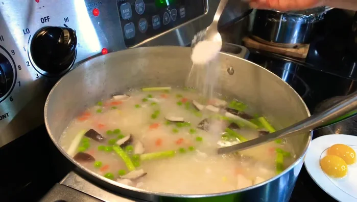 Nêm nếm gia vị: muối và hạt nêm cho vừa ăn.