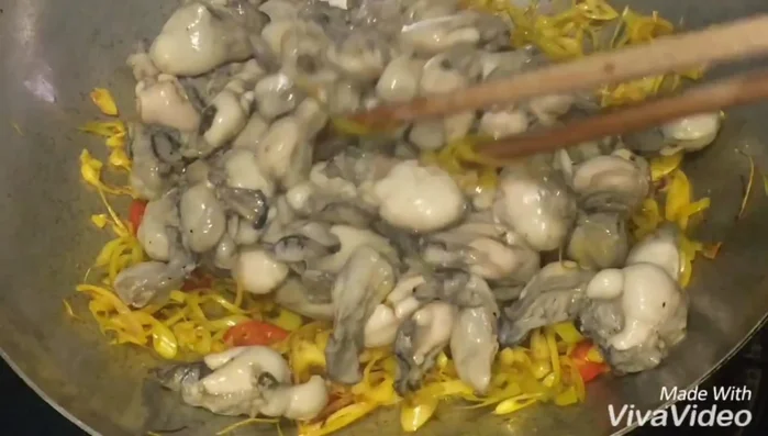 Cho hàu vào xào khoảng 5 phút cho chín.