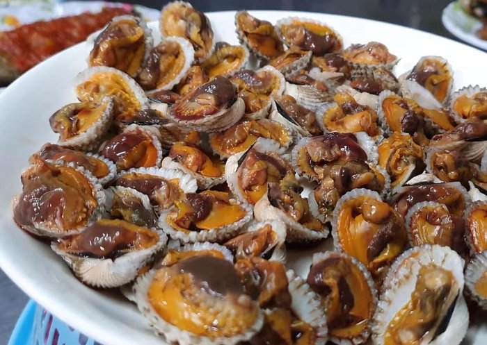 Dùng muỗng múc thịt sò ra chén.
