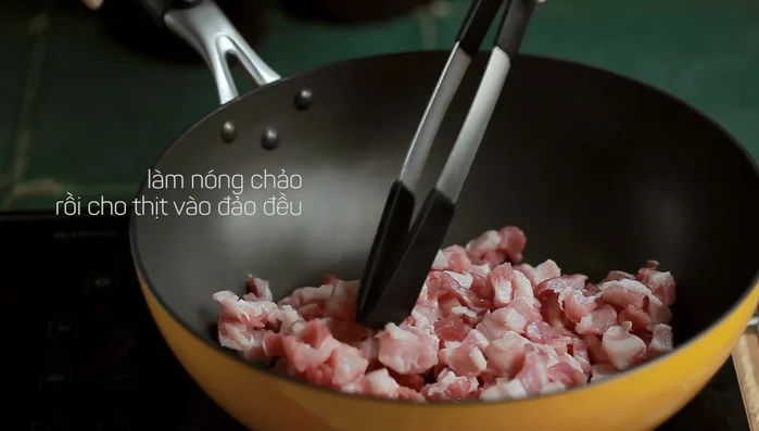 Làm sốt tương đen: Cho thịt ba chỉ vào chảo chống dính, áp chảo cho ra bớt mỡ đến khi chín vàng. Cho khoai tây, bí ngòi, hành tây, nấm thủy tiên, tỏi vào đảo đều. Thêm dầu hào, dầu mè, tương đen, gia vị. Đảo đều và nấu ở lửa nhỏ trong 5-10 phút cho đến khi sốt sánh mịn.