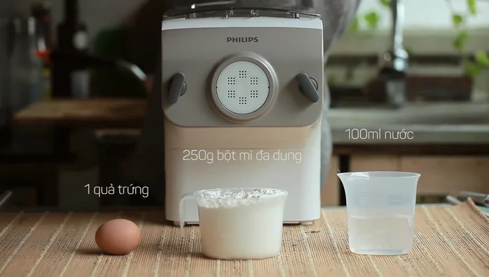 Làm mì tươi: Cho bột mì, trứng, nước, muối vào máy làm mì Philips. Chọn đầu sợi mì cỡ vừa. Khởi động máy và để máy tự động nhào trộn bột trong 8 phút.