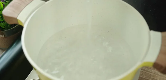 Nấu canh: Cho 1,5 lít nước vào nồi, cho sả đập dập vào, đun sôi 3 phút. Thêm nước me (hoặc giấm, cơm mẻ) vào nồi.