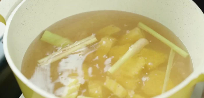 Nêm gia vị: Cho 1/2 muỗng cà phê muối, 1 muỗng canh bột nêm, 1 muỗng canh nước mắm, 1,5 muỗng canh đường vào nồi. Khuấy đều, nếm thử và điều chỉnh gia vị.