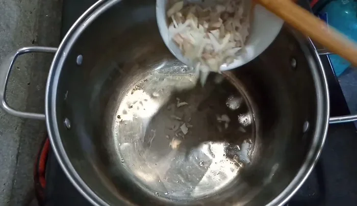 Phi thơm hành tỏi khô với ít mỡ lợn. (180.019)