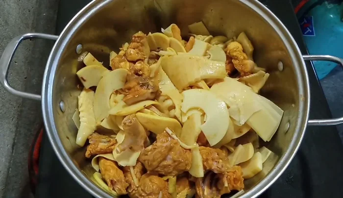 Cho măng tươi vào nồi, đổ nước sôi ngập mặt canh. (324.56)