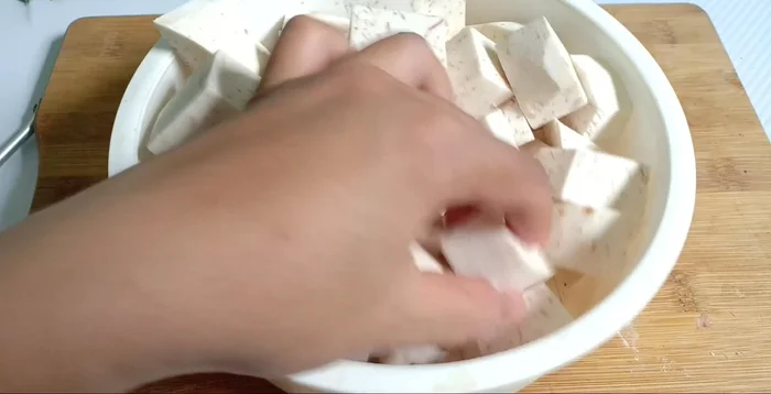 Hấp khoai môn cho đến khi chín mềm.