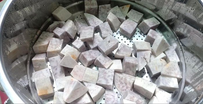 Khi nếp mềm, cho khoai môn đã hấp chín vào.