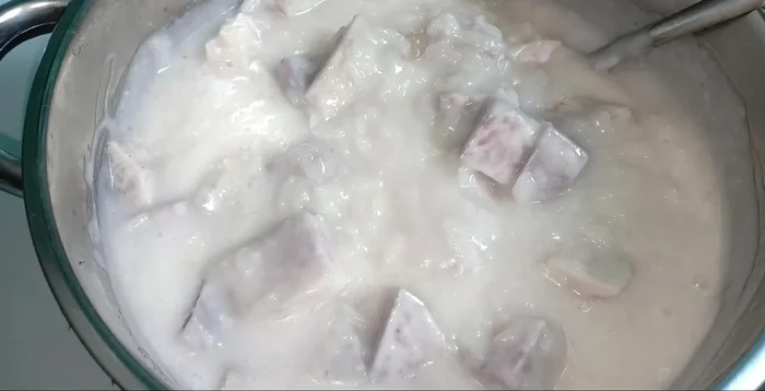 Thêm nước cốt lá dứa vào, khuấy nhẹ.