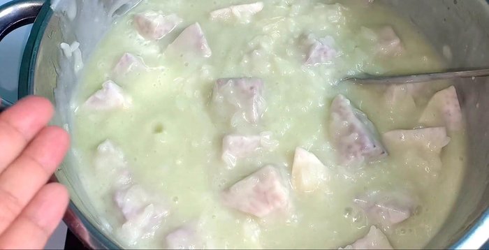 Làm nước cốt dừa: Cho nước cốt dừa đậm đặc, một ít muối, và 50g đường còn lại vào nồi, đun nóng.