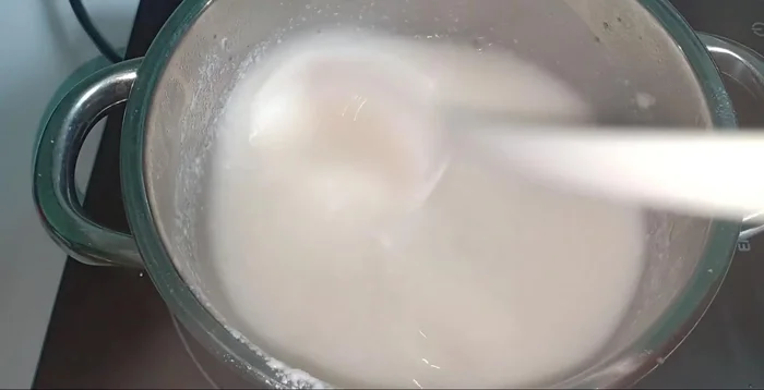 Hòa tan bột bắp với nước rồi cho vào nước cốt dừa, khuấy đều cho đến khi sánh mịn.