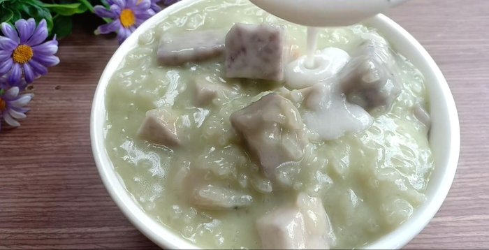 Múc chè ra tô, chan nước cốt dừa lên trên.