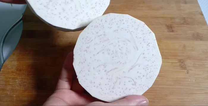 Cắt khoai môn thành miếng vừa ăn, khoảng to hơn một ngón tay.