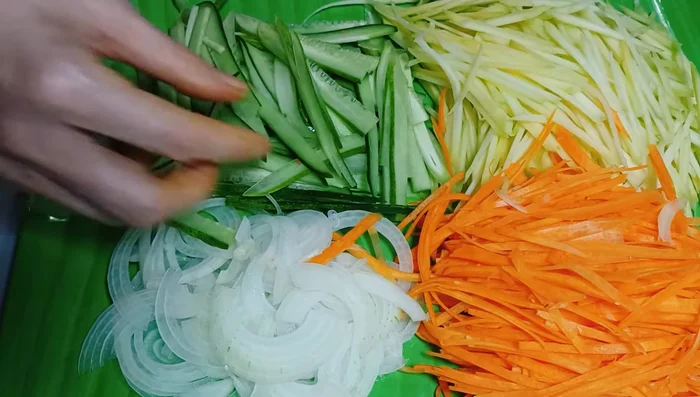 Trộn xoài xanh, cà rốt với 2 muỗng canh đường, để vào ngăn mát tủ lạnh khoảng 30 phút cho giòn.