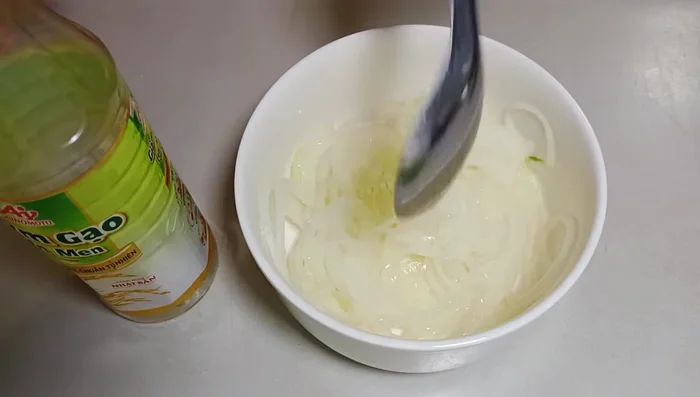 Pha nước sốt: 1 muỗng canh giấm, 1 muỗng canh đường, trộn đều, để lạnh.