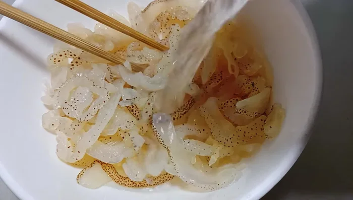 Trụng sứa qua nước ấm.