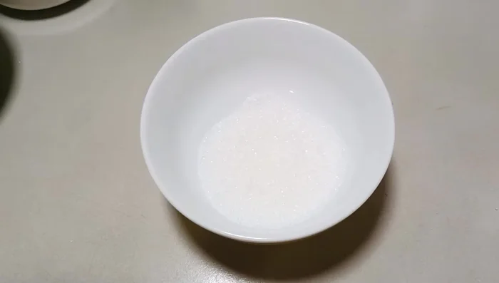 Pha nước chấm: 2 muỗng cà phê đường, 2 muỗng cà phê nước cốt chanh, 2 muỗng cà phê nước mắm, 2 muỗng cà phê nước lọc, tỏi ớt băm nhỏ, đánh đều.